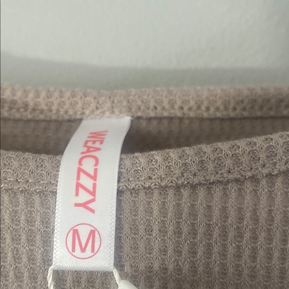 Weaczzy Women's Beige Lounge Set Size Medium - Picture 5 of 8